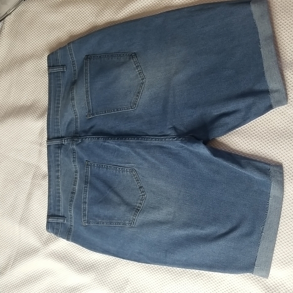 SHEIN CURVE JEAN SHORTS SIZE 3X IN BLUE FRAYED FRONT AND HEM - Picture 2 of 8